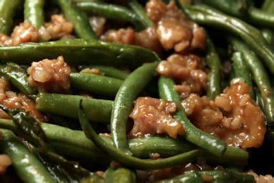 Stir beef broth, tomato juice, sugar, and drained pinto beans into the vegetable mixture and bring i had left over pinto beans from a different recipe so it made the prep much faster and easier as i only had to cook the other veggies. Green Beans & Ground Pork Stir Fry - Video Recipe | Pork stir fry, Ground pork recipes, Green beans