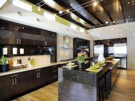 Kitchens where a precise fit, more configuration options, and fine detailing matter more than the price tag. Oak Kitchen Cabinets: Pictures, Options, Tips & Ideas | HGTV