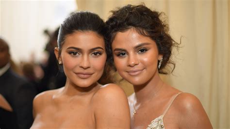 selena gomez abandona temporalmente tiktok todo sobre el drama con hailey bieber y las hermanas