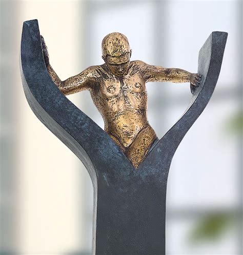 Mensch Befreit Sich Aus Steinblock Limiterte Bronze