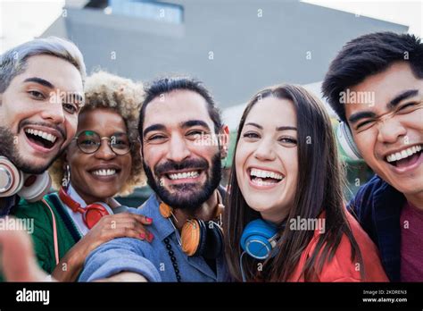 Groupe Multiracial Damis Qui Samusent à Prendre Des Photos De Selfie Souriant Sur Lappareil