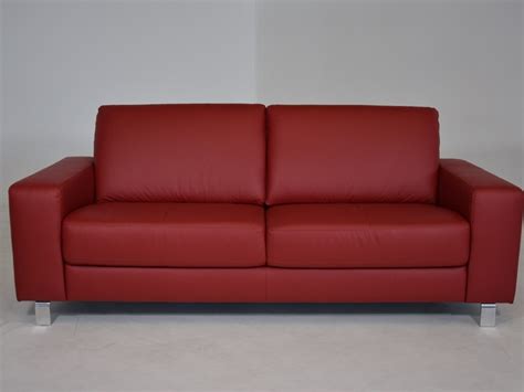 Scegli un autentico classico, divani in pelle disponibili in varianti sia tradizionali che moderne, sono la divani in pelle di qualità e garanzia 20 anni. Divano in Pelle Rosso pelle Divani store
