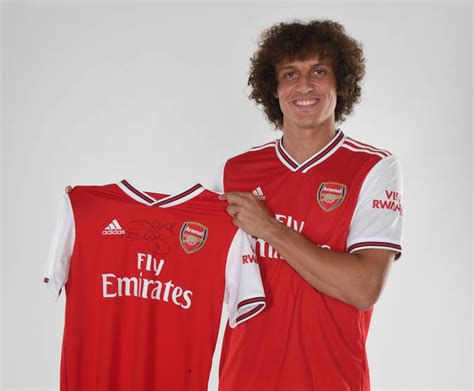 David luiz moreira marinho (born 22 april 1987) is a brazilian professional footballer who last played for premier league club arsenal and the brazil national team.primarily a centre back, he can also be deployed as a defensive midfielder. Arsenal anuncia contratação de David Luiz por R$ 38 ...
