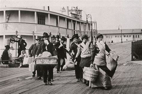 Immigrati Italiani Sbarcano A Ellis Island New York La Cetra La Cetra