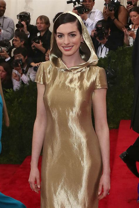 anne hathaway at the 2015 met gala lainey gossip entertainment update