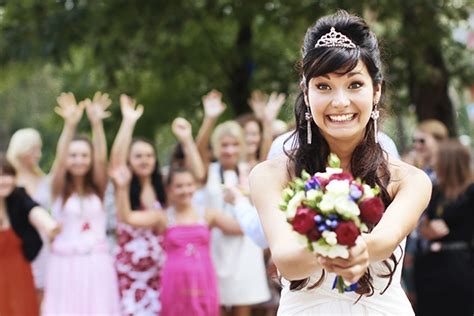 a brief history of throwing the bridal bouquet