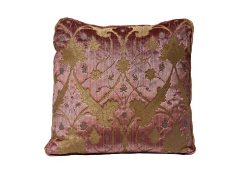 Cuscino rotondo in velluto con bottone centrale ideale per aggiungere un tocco di stile alla tua casa. Cuscino velluto ca' d'oro rosa antico | Tessiture Bevilacqua - Tessitura Luigi Bevilacqua