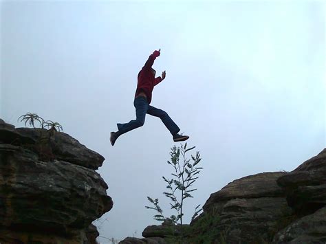 Fotos Gratis Hombre Persona Aventuras Saltar Saltando Escalada