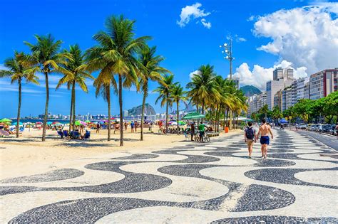 Praia de Copacabana no Rio de Janeiro Caminhe pelo calçadão da