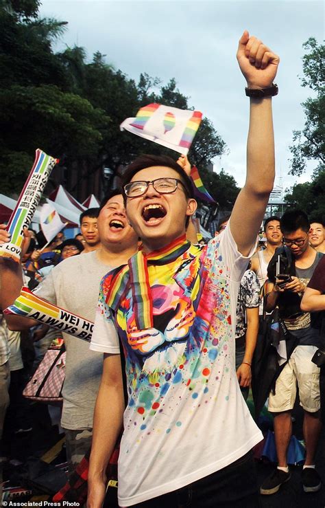 Taiwan Becomes 1st In Asia To Recognize Same Sex Marriage Daily Mail