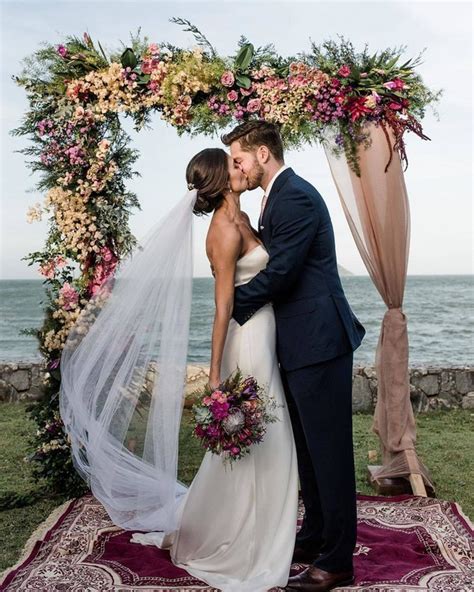 18 Romantic Wedding Photo Ideas To Take With Your Bridal