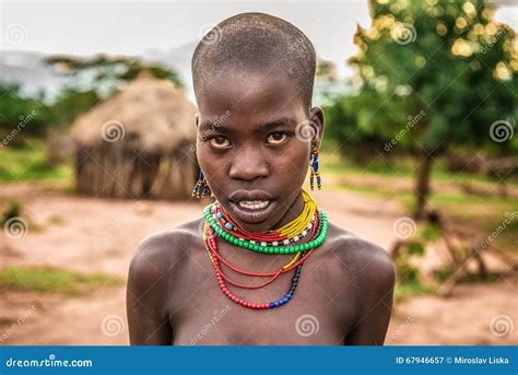 retrato de uma mulher africana nova em sua vila fotografia editorial imagem de menina