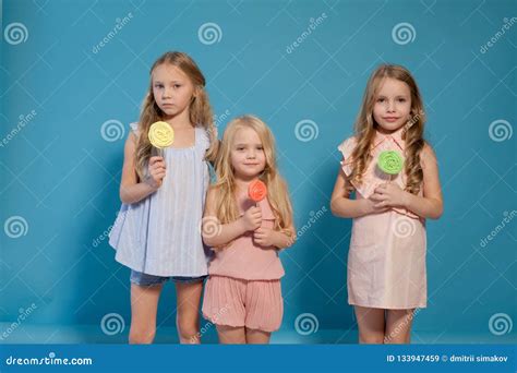 Trois Belles Jeunes Filles Et Lucettes Douces De Sucrerie Image Stock