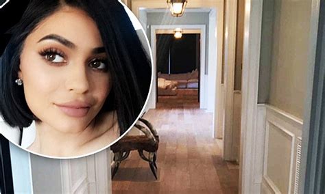 Kylie Jenner Snapchats Mini Tour Of Her Calabasas Mansion Daily Mail