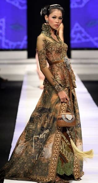 Anne avantie telah memamerkan koleksi kebaya terbarunya di panggung jakarta fashion week 2013. Kebaya Anne Avantie Update | Indonesia