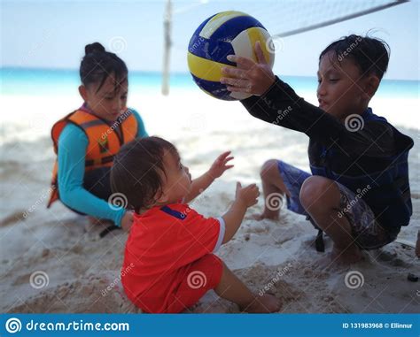 Bambini Che Giocano Palla Dalla Spiaggia In Pulau Redang Fotografia