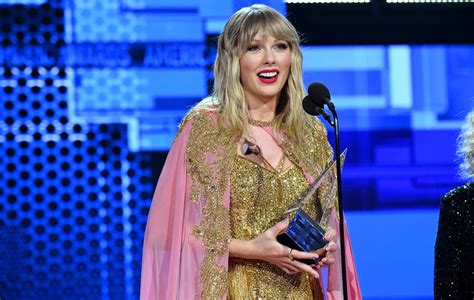 Taylor Swift Named Artist Of The Decade At 2019 American Music Awards