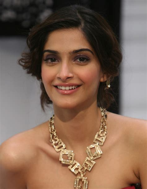 Bollywood Beautiful Actress Sonam Kapoor Latest Wallpaper And Photos