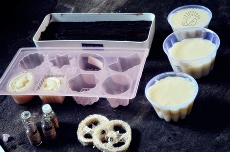 Pada tahap pertama cara buat sabun, kamu akan fokus menggunakan wadah a. Camane Craft: Cara Membuat Sabun Sendiri