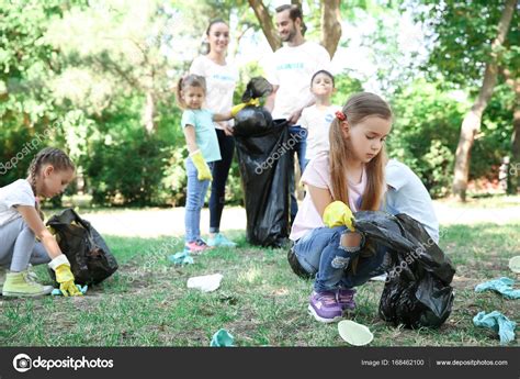 More images for imagenes de niños tirando basura » Niños recogiendo basura en el parque | Jóvenes Voluntarios Recoger Basura Parque Los Niños ...