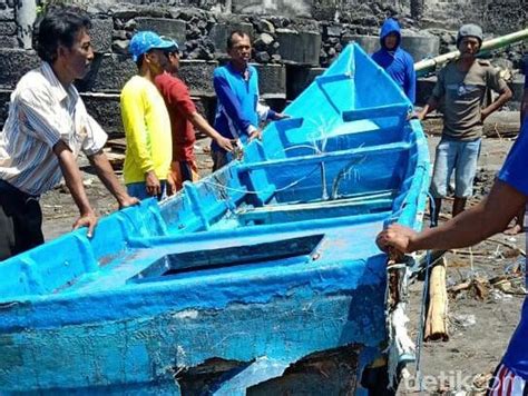 Kabar terbaru yang didapatkan kompas tv melalui sumutkota.comkapal tenggelam terjadi di wilayah pelabuhan gilimanuk, denpasar bali. Liputan Untuk Bali: Kapal Pecah Dihantam Ombak, Nelayan ...