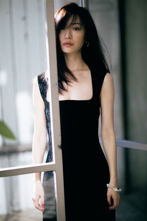 長谷川京子の私服 篠山紀信が旬の美女を撮り下ろす人気連載「美女標本箱」に掲載されたショットです。松本さんの美しさが際立つ、黒のシンプルなドレスを着用されています。 芸能人の私服 衣装まとめ