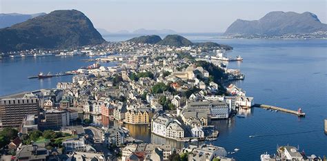 Travellers either arrive on a cruise ship, by plane or drive from oslo to explore our vikings . Living in Ålesund - NTNU
