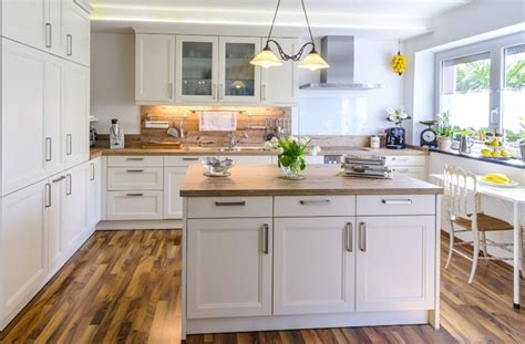 Concentrati sulla luce e sul tipo. Cucine bianche moderne con inserti in legno - le nuove ...
