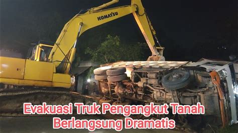 Proses Evakuasi Truk Pengangkut Tanah Berlangsung Dramatis Petugas