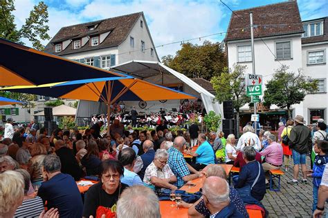 Meersburg Glückliche Gäste fröhliche Winzer Endlich wieder Bodensee
