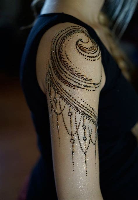 Unique Curved Design Henna Mehndi Tattoo Image Shoulder