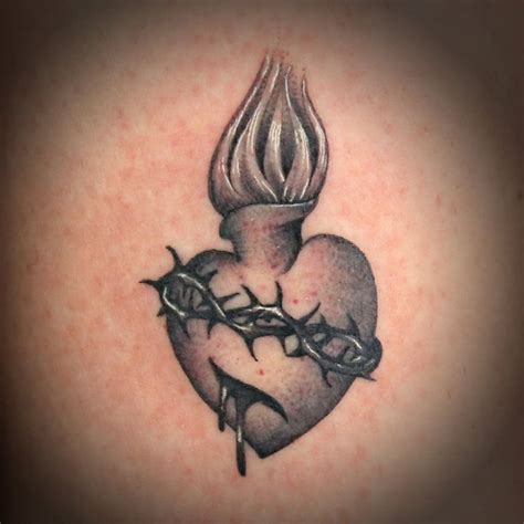 Sacred Heart Tattoo By Tony Medellin Sacred Heart Tattoos Tattoos