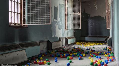 Time Stood Still Eerie Pictures Of Abandoned Asylums Prisons And