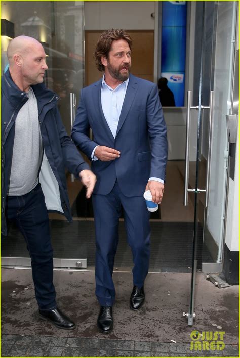Gerard Butler Was Hospitalized For Injecting Too Much Bee Venom Photo 3975092 Gerard Butler