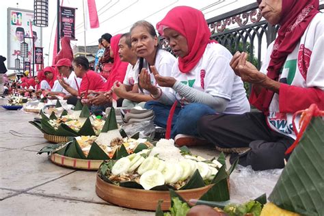 Kenduri Massal Dihadiri Ibunda Jokowi