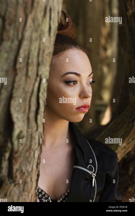 Une Jeune Femme Portant Un Miroir Dans Une Veste En Cuir Utah Usa Photo Stock Alamy