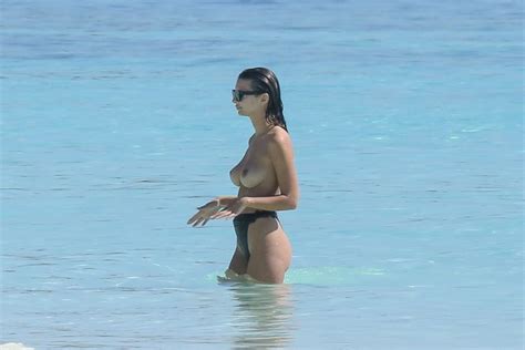 Η Emily Ratajkowski topless στο Μεξικό LifeViews