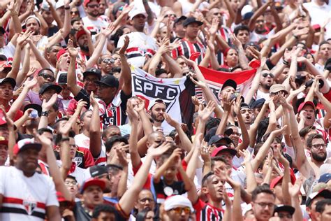 A Torcida Que Conduz O Time M Dia De P Blico Passou Dos Mil Em