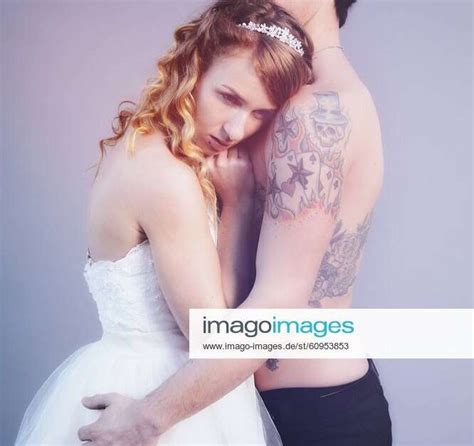 Hochzeitsfoto Braut Und Bräutigam Er Mit Nacktem Oberkörper Mit Tätowierungen