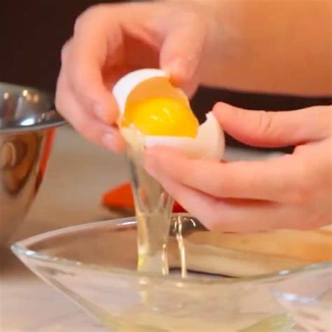 How To Crack An Egg With One Hand Artofit
