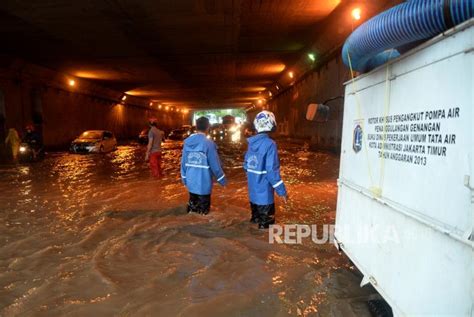 Banjir melanda sejumlah wilayah di jakarta, bekasi, tangerang, kerawang dan pekalongan sejak minggu (23/2/2020). Pemprov DKI Klaim Banjir Sekarang Surut Lebih Cepat ...