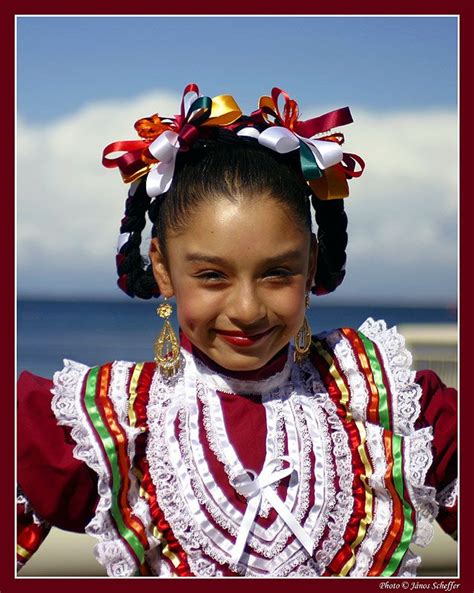 People Of The Streets Mexican Girl Mexican Hairstyles Traditional