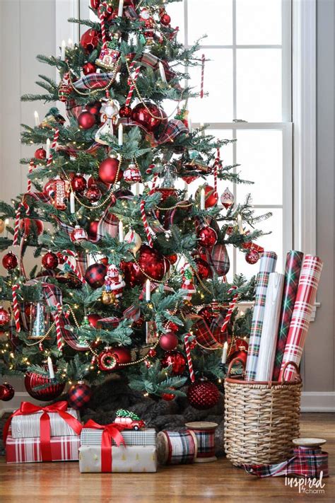 If you've been reading ibc for a while, you'll know that i'm crazy about christmas. How to Decorate A Nostalgia-Inspired Christmas Tree