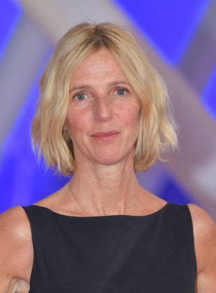 Lycéenne, elle parle de ce désir à francis huster, qui lui propose de. Sandrine Kiberlain - SensaCine.com