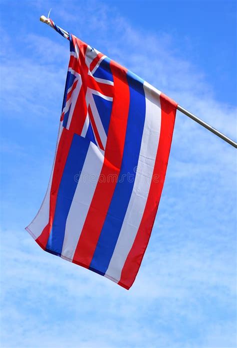 Bandera De Hawaii Que Flota En Un Cielo Azul Imagen De Archivo Imagen