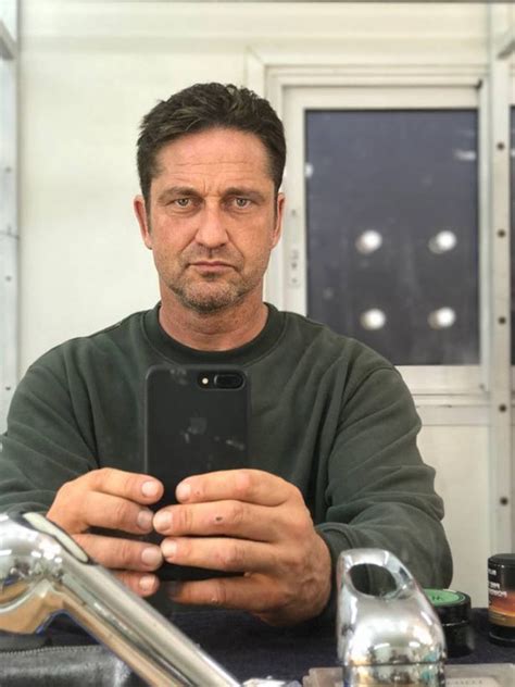 watch gerard butler lose his beard as he gets a clean shave after a year daily record