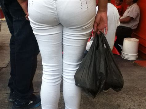 Se Ora Se Le Marca La Tanga En Pantalon Blanco Sin Bolsas Entallado Mujeres Bellas En La Calle