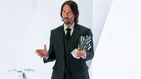 Keanu Reeves Pays Sweet Tribute To His Roots In Canadas Walk Of Fame