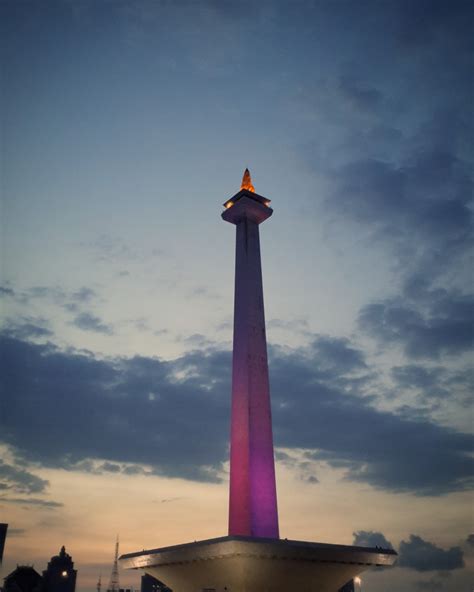 Senja Di Tugu Monumen Nasional Jakarta Indonesia