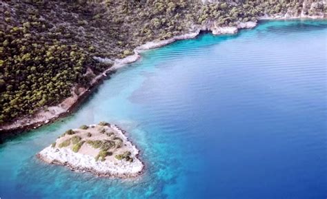 Το καταραμένο νησάκι της Πελοποννήσου που ονομάστηκε σε νησί των